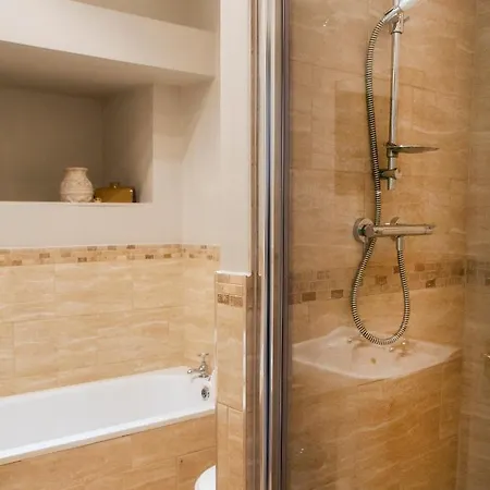 Number 5, 8-10 Cheltenham Mount Апартаменты